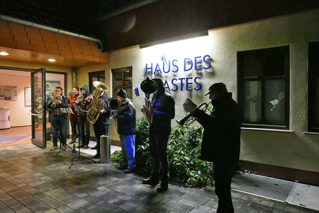 Die Naumburger Stadtkapelle spielt vor der Christmette weihnachtliche Lieder